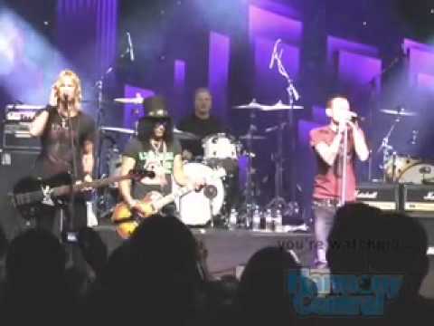 Chester Bennington, Slash, Duff McKagan ... Playing Paradise City