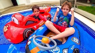 Hot Wheels vs Mcqueen do Carros na Piscina - Boias de Brinquedo - Paulinho e Toquinho