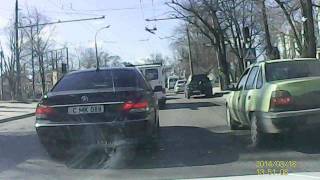 Видео В Кишиневе водитель Porsche Cayenne по глупости врезался в прицеп фуры от Andrei Ghilan, улица Гренобля, Кишинёв, Молдавия