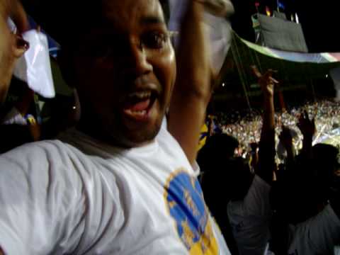 Fans Dance to Halla Bol