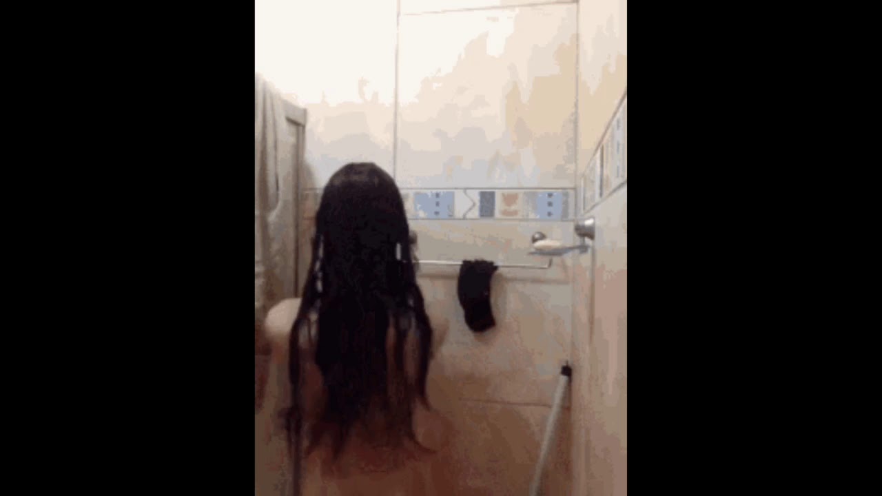 Подглядывание за молодой девушкой в ванной после душа