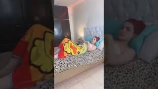 Seksi Türk Kızı Yatakta Hazır Bekliyor Soyunmuş +18 İç Çamaşırı
