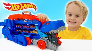 Chris oyuncak arabalarla oynuyor ve Hot Wheels şehrini kurtarıyor