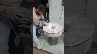 India म चकक क गह पसन स पहल पतथर क पट क मशन व छन- हथड स खच बनए जत ह