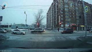 Видео Авария в Новосибирске на пересечении ул.Пархоменко с ул.Пермской. КМВ с другого ракурса. от KAMEP_ON Video, Пермская улица, Новосибирск, Россия