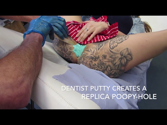 Татуированная красотка показала свою попку во время съемки домашнего порно
