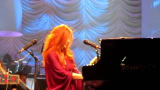 Watch Tori Amos Yes Anastasia video