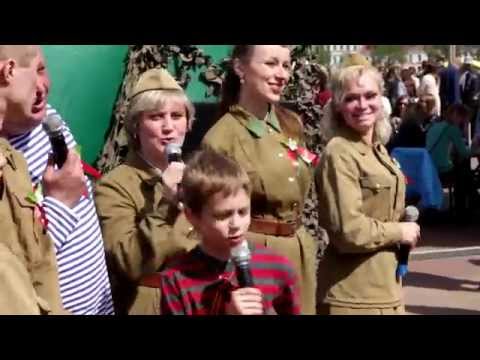 Śpiewy i tańce na imprezie w Dzień Zwycięstwa w Mińsku