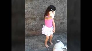 Menina De 3 Anos Dançando