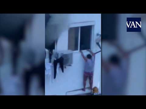 Dramático rescate de una mujer en el piso incendiado de Hospitalet