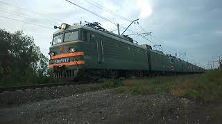 Два поезда (сплотка электровозов ВЛ10У, ВЛ10, ВЛ10К, и ВЛ10У-433)