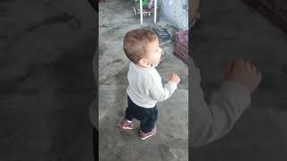 Ortalıği Dağıtan Bebek Kompresöre Maruz Kalinca Bakın Nasıl Korkup Kaçıyor