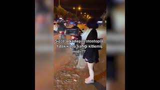 Sosyal medyada paylaşılan da bir kadının otostop çektiği, trafiğin kilitlendiği 