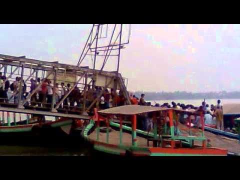 INDIAN LOTS PEOPLE COME FORM A SMALL SHIP