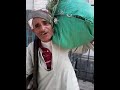 راجل كبير فى السن على باب الله يغني رغم الوجع