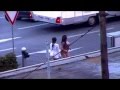 Prostitute che ballano in mezzo la strada senza mutande