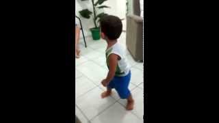 Criança Dançando Parara Tim Bum