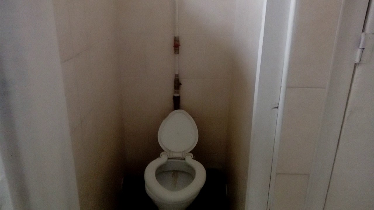 В пляжном туалете спрятали камеру - крупный план спереди