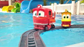 Robot Trenler havuz başında demiryolunu kuruyorlar. Robot Trenler oyunu.