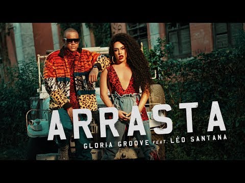 Watching video Gloria Groove - Arrasta (feat. Léo Santana)