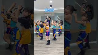 Các Bạn Thích Team Nào Hơn? Follow Me Den - Huntrix Dance Battle