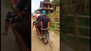 Video Lucu Orang Naik Motor Bonceng 3