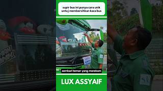Supir Bus Ini Punya Cara Unik Untuk Membersihkan Kaca Bus