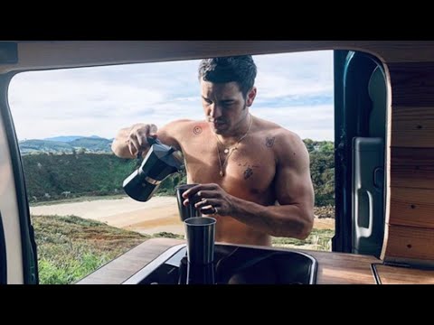 Mario Casas y Blanca Suárez, él sin camiseta y ella con abrigo...