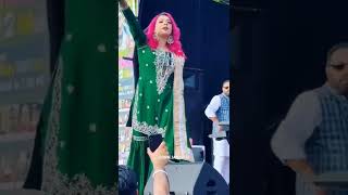 Jasmine Singing A Song