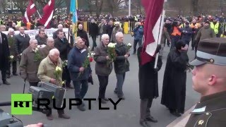 Более тысячи человек принимают участие в шествии сторонников СС в Риге