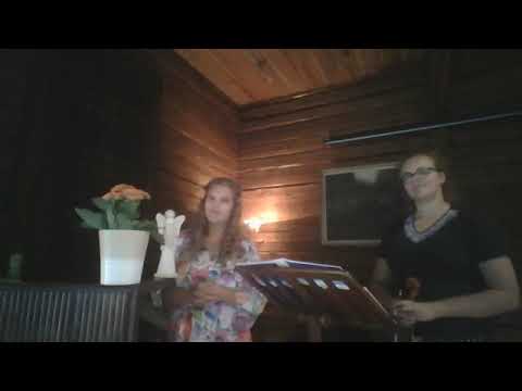 Marianne Mäenpää ystävänsä Charlotan Loukolan kanssa rukoushetkessä 3.8.20