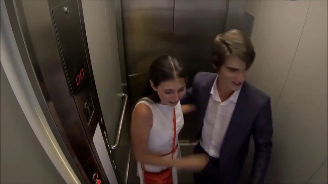 Француженка двадцати одного года делает минет в лифте