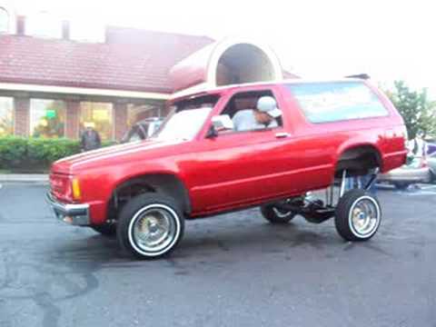 Lowrider Blazer hopping