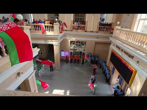 Флэшмоб на вакзале Баранавічы-Палескія да Дня Дзяржаўнага флага Рэспублікі Беларусь