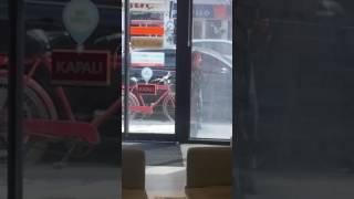 Bankanın C Kendine Ayna Yapan Suriyeli Kız