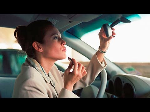 Красить губы в машине Красить губы в машине