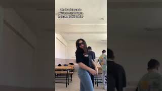 Okul Koridorunda Yürüyen Siyah Taytlı Kızlar