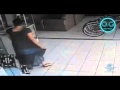 Mujer que roba pantalla de televisión bajo su falda