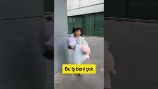 Kız Çocuk Si̇hi̇rli̇ Pelerin Buldu