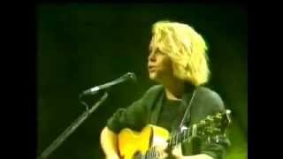 Watch Mary Chapin Carpenter Downtown Train video