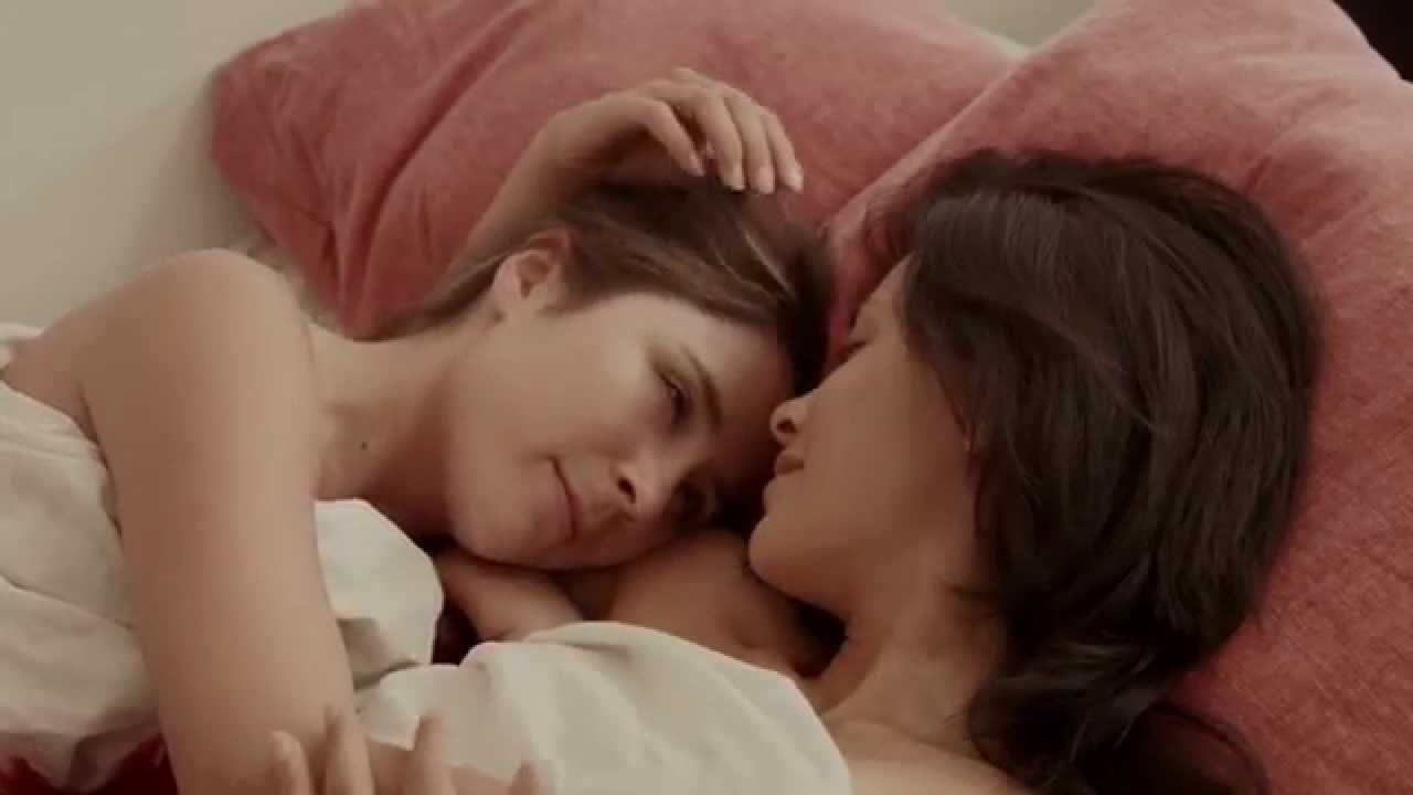 Три сисястые лесбиянки проводят время за увлекательным сексом на диване