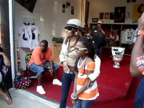 Lil Jazzy,meets Frankie 'Keyshia Cole" mom and sis Elite at Big Apple-Boss Lil Jazzy,meets Frankie 'Keyshia Cole" mom and sis Elite at Big Apple-Boss