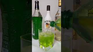 Cóctel Duende Verde Licor De Melón Y Malibú 1½ Oz Ron 1 Oz Hielo Hierbabuena 7Up Green Goblin