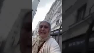 Teyze Savaşa Gidiyor Sanki