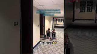 Des Étudiants Construisent Une Pyramide Humaine Mive Dans Le Couloir Du Dortoir