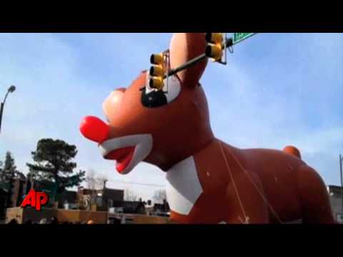 raw video rudolph balloon pops during parade youtube 50 count red christmas lights