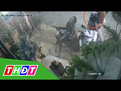 Bình Dương: Đứng trước nhà gọi điện, cô gái bị cướp túi xách | THDT
