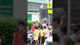 เมื่อคุณครูบอกว่า ถ้าได้ยินเสียงเพลงชาติ ทำอะไรอยู่ให้หยุด 5555 #เคารพธงชาติ #บี้เดอะสกา #bietheska