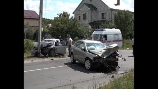Видео Лобовое столкновение: серьезное ДТП на улице Мирной от 9 Канал Старый Оскол, Мирная улица, Старый Оскол, Россия
