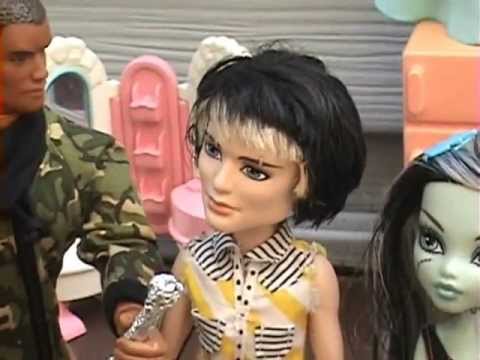 Crazy Reporter at the Mall Shopping w Monster High Barbie Dolls FUNNY